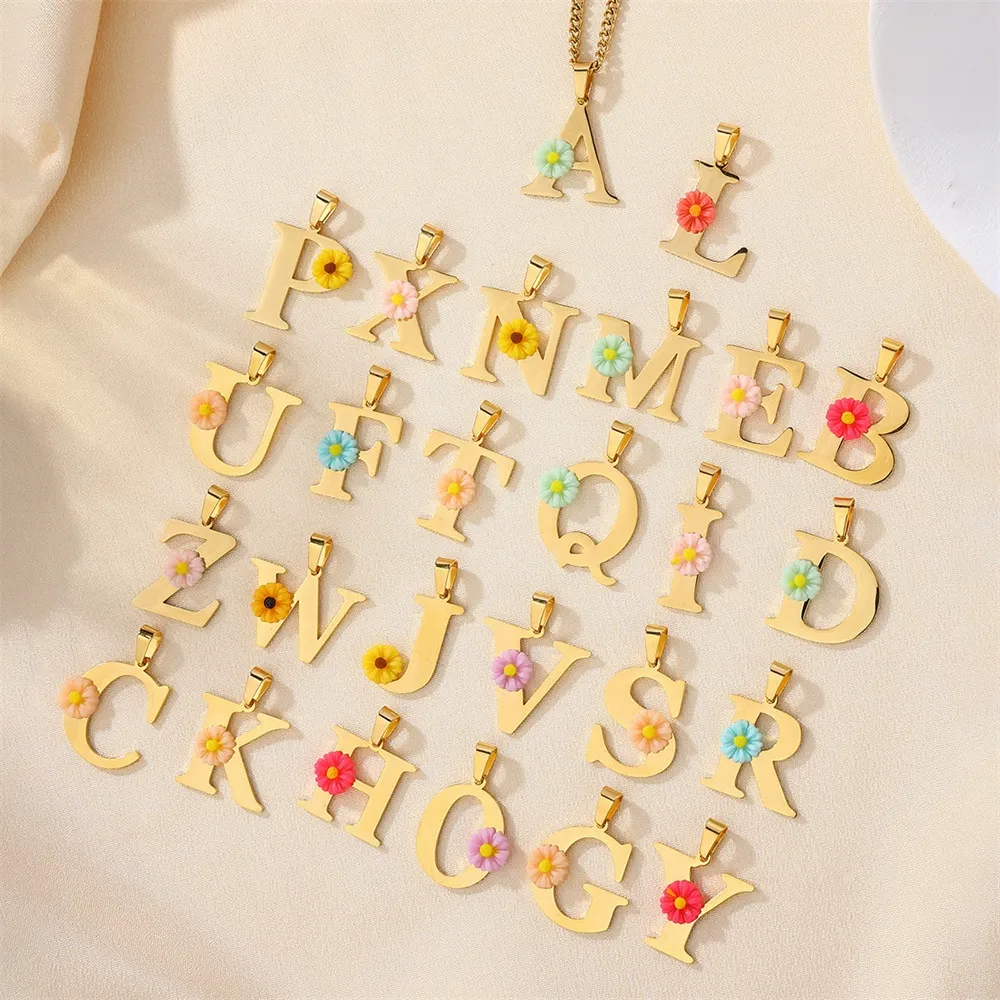 Personalized Daisy Initial Let - Initial Letter Necklace 18K Gold recension och pris