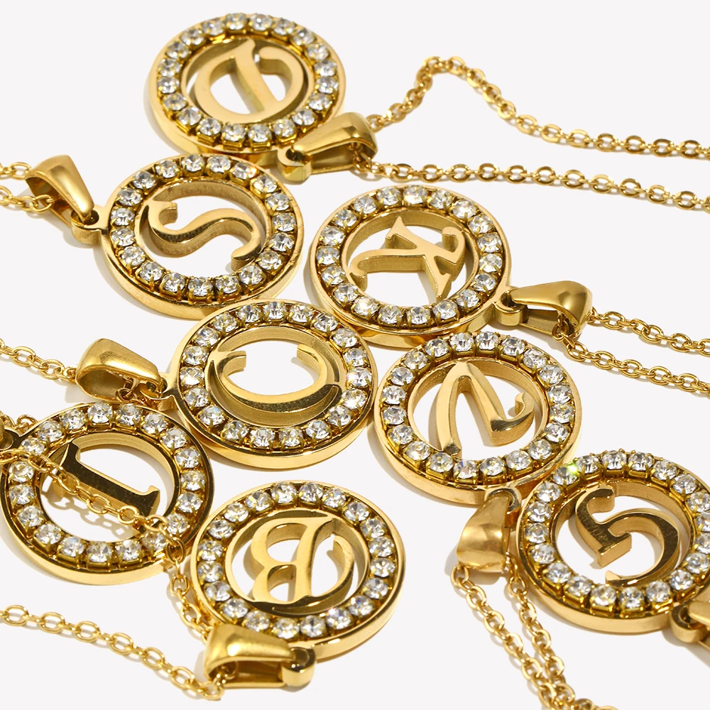 E.B.belle Hollow Round Zircon  - Initial Letter Necklace 18K Gold recension och pris