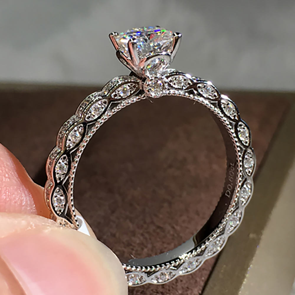 Custom Solid 18K Au750 White G - Moissanite Engagement Ring 1 Carat recension och pris