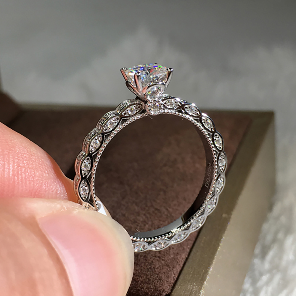Custom Solid 18K Au750 White G - Moissanite Engagement Ring 1 Carat recension och pris