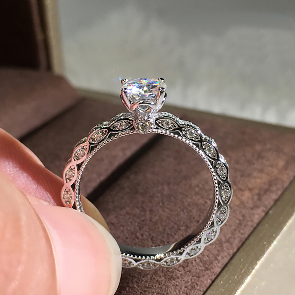 Custom Solid 18K Au750 White G - Moissanite Engagement Ring 1 Carat recension och pris