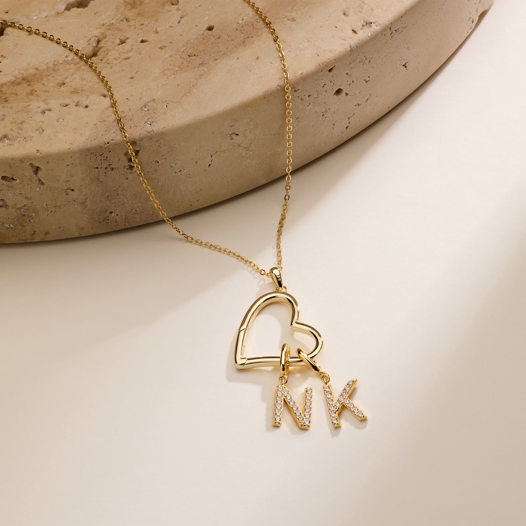 Custom Initial Open Heart Neck - Initial Letter Necklace 18K Gold recension och pris
