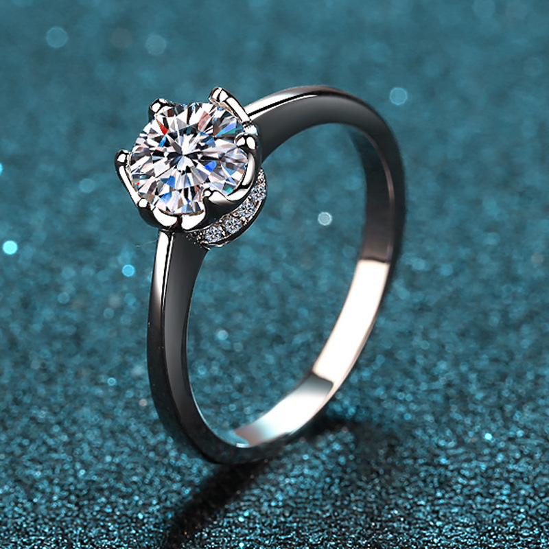 Exquisite Platinum PT950 Brigh - Moissanite Engagement Ring 1 Carat recension och pris