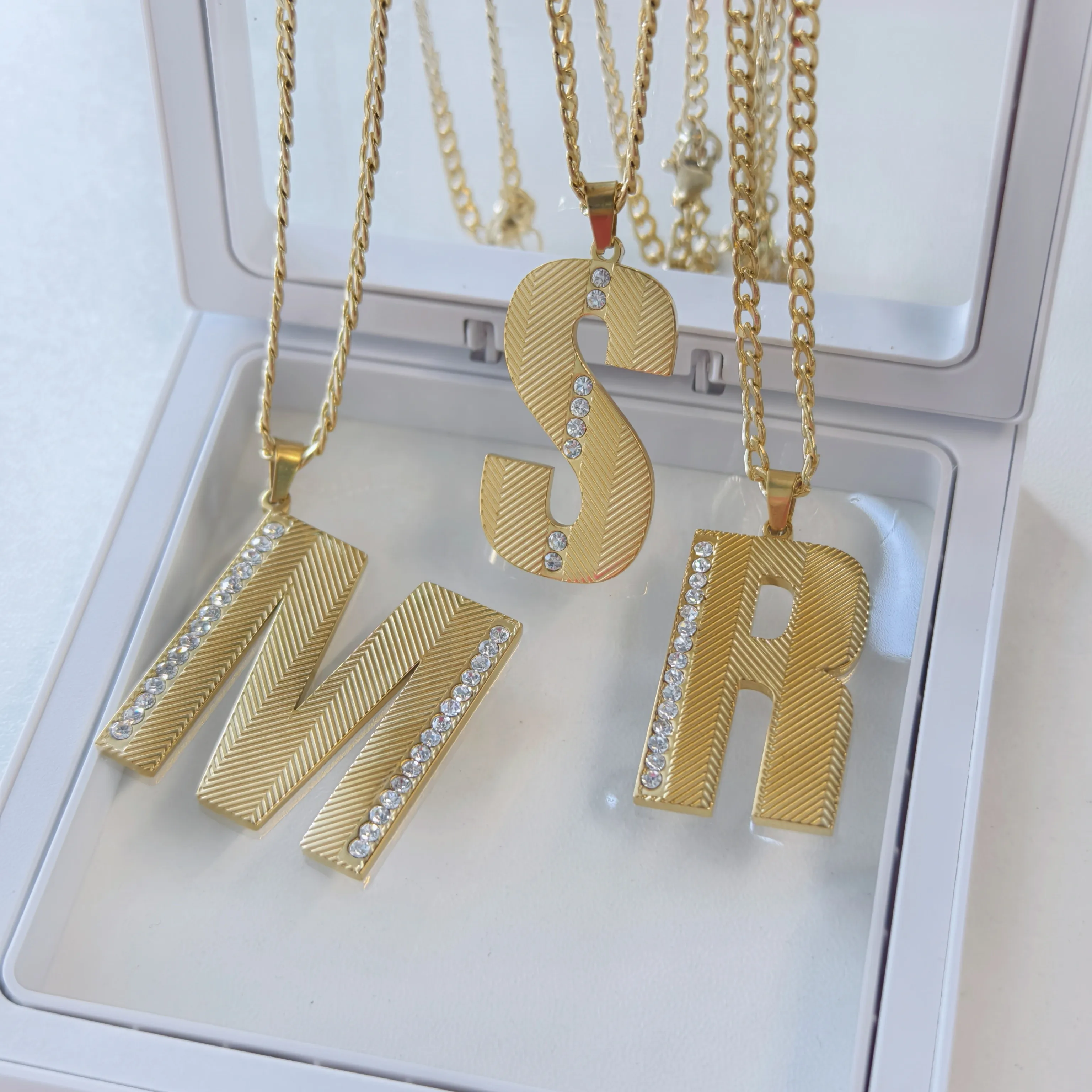 18K GOLD VERMEIL TEXTURE INITI - Initial Letter Necklace 18K Gold recension och pris